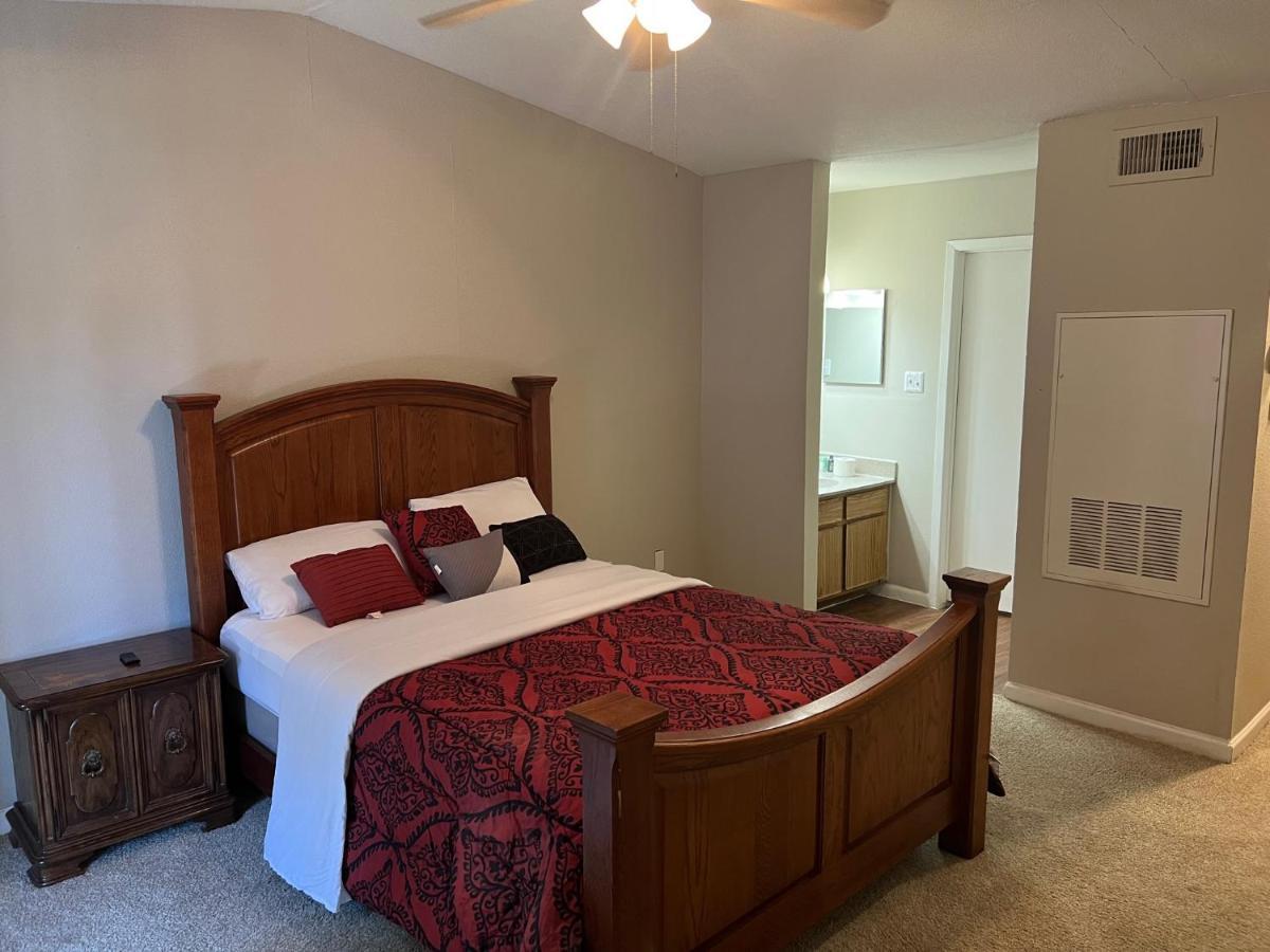 Lovely 1-Bedroom Townhome With Nice Amenities Houston Bagian luar foto