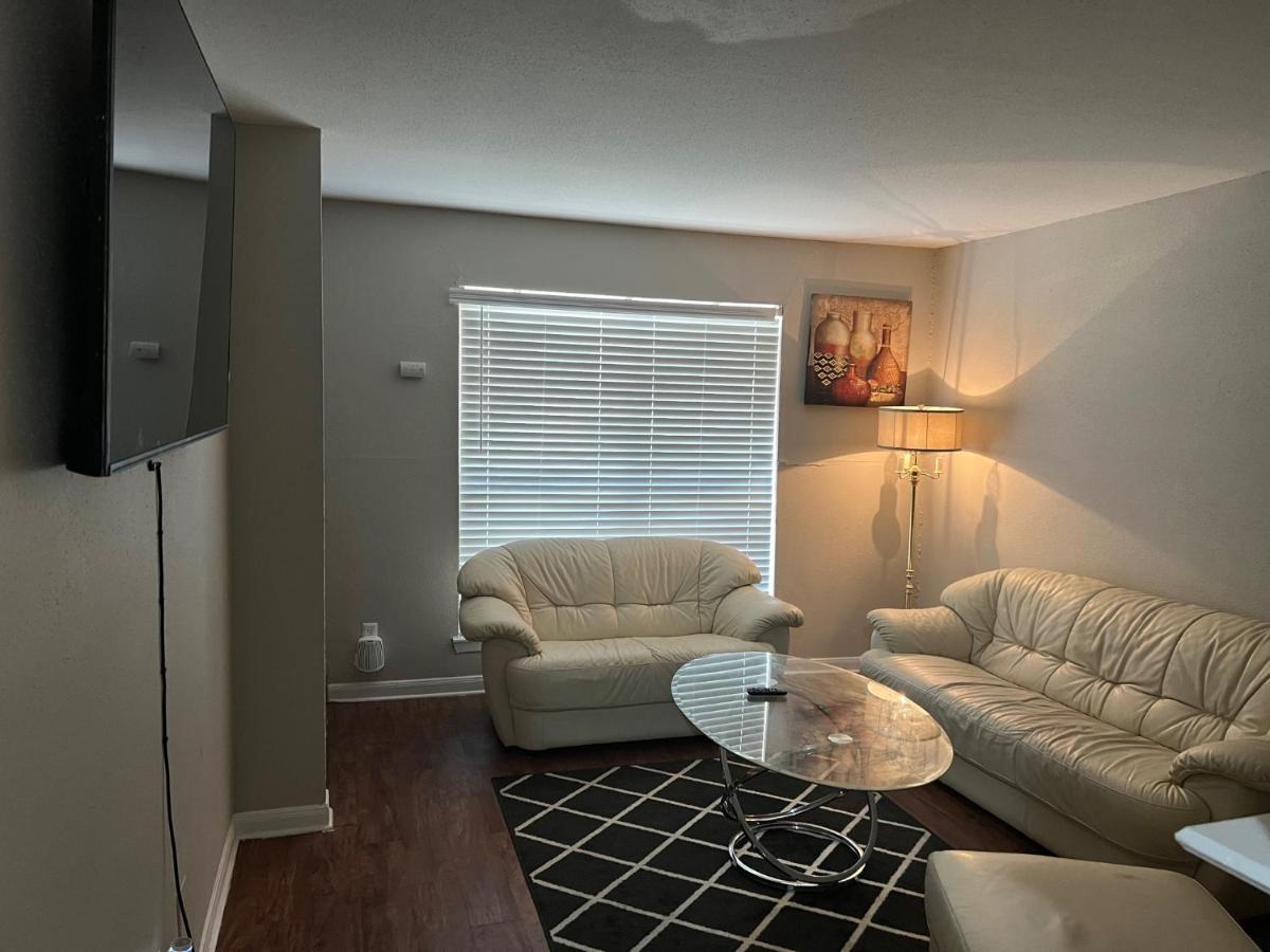 Lovely 1-Bedroom Townhome With Nice Amenities Houston Bagian luar foto