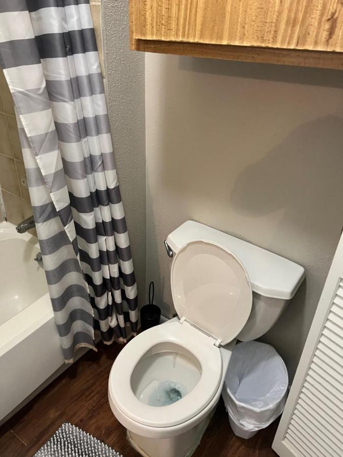 Lovely 1-Bedroom Townhome With Nice Amenities Houston Bagian luar foto