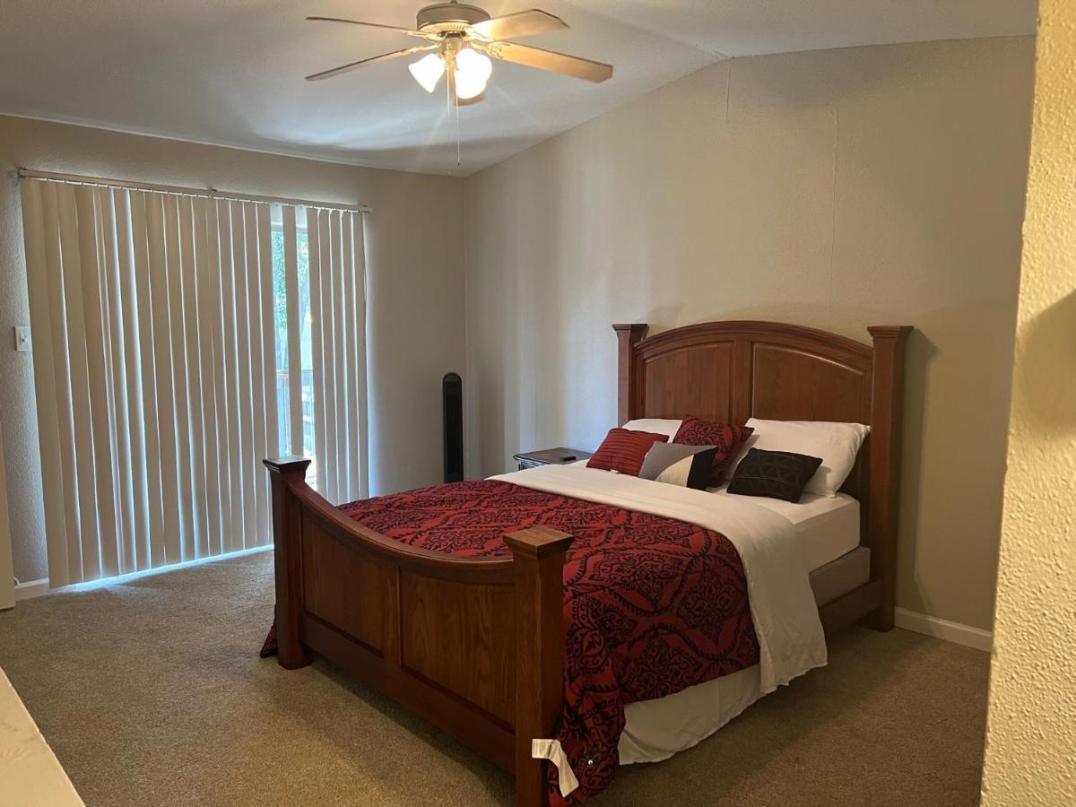 Lovely 1-Bedroom Townhome With Nice Amenities Houston Bagian luar foto