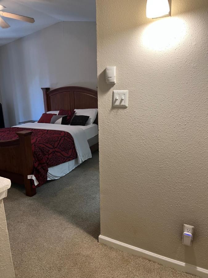 Lovely 1-Bedroom Townhome With Nice Amenities Houston Bagian luar foto
