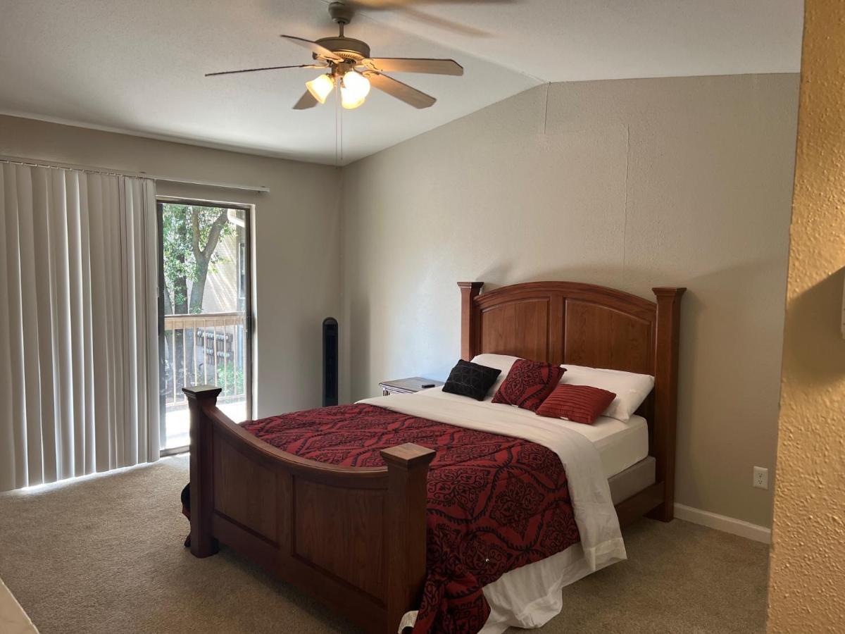 Lovely 1-Bedroom Townhome With Nice Amenities Houston Bagian luar foto